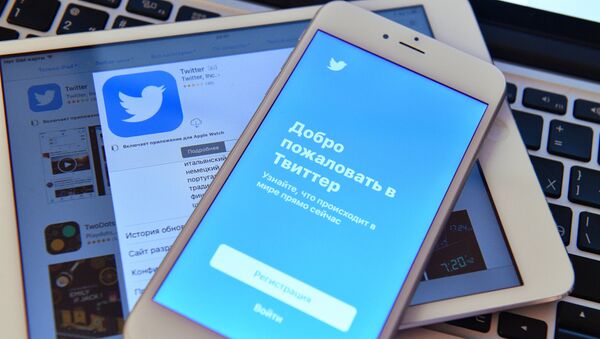Страница социальной сети Twitter на экранах смартфона и планшета. Архивное фото - Sputnik Кыргызстан