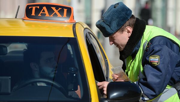 Таксисттин документтерин текшерип жаткан кызматкер. Архив - Sputnik Кыргызстан