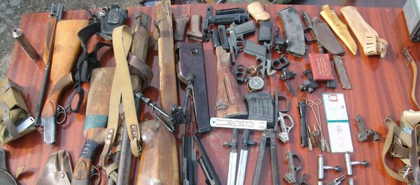 Милиция кызматкерлери курал-жарактар катылган беш гаражга ээлик кылат деп шектелген Бишкек шаарынын 55 жаштагы тургунун колго түшүрдү - Sputnik Кыргызстан