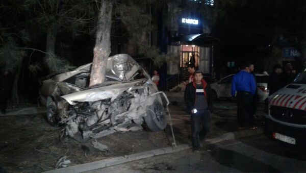 Машина врезалась в дерево в Бишкеке - Sputnik Кыргызстан
