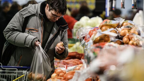 Покупатель выбирает продукты в супермаркете. Архивное фото - Sputnik Кыргызстан