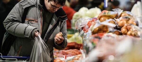 Покупатель выбирает продукты в супермаркете. Архивное фото Покупатель выбирает продукты в супермаркете. Архивное фото - Sputnik Кыргызстан