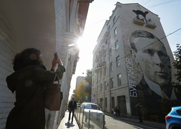 Портрет М.А. Булгакова на фасаде дома в Москве - Sputnik Кыргызстан