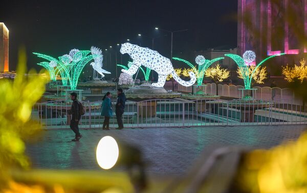 К Дню Бишкека и празднику Победы оформлены центральная площадь Ала-Тоо, проспект Чуй и фонтан у здания мэрии - Sputnik Кыргызстан