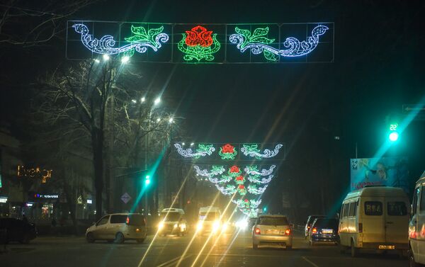 По периметру площадь украшена светящимися деревьями, фонари украшены тюльпанами. - Sputnik Кыргызстан