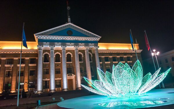 Сотрудники предприятия Бишкексвет украсили светодиодным дюралайтом фонтан у здания столичной мэрии. - Sputnik Кыргызстан
