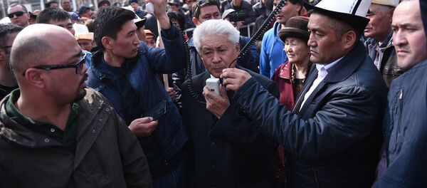 Общественный деятель Турсунбек Акун на митинге сторонников в поддержку экс-депутата Садыра Жапарова у здания ГКНБ в Бишкеке Общественный деятель Турсунбек Акун на митинге сторонников в поддержку экс-депутата Садыра Жапарова у здания ГКНБ в Бишкеке - Sputnik Кыргызстан