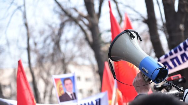 Горожане с флагами Кыргызстана и громкоговорителем. Архивное фото - Sputnik Кыргызстан