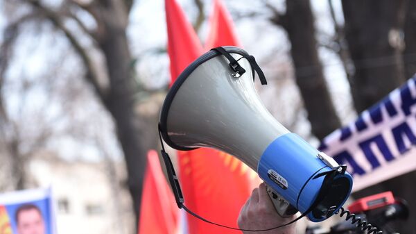 Громкоговоритель в руках митингующего. Архивное фото  - Sputnik Кыргызстан