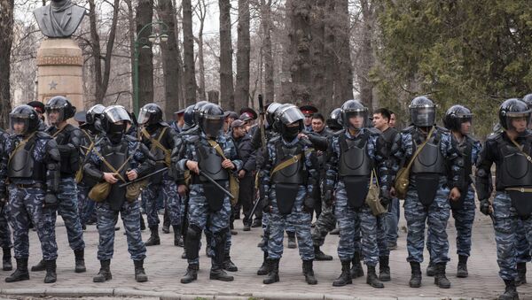 Милиция менен тиреше кеткенден кийин укук коргоо органдарынын өкүлдөрү 68 митингчини кармаган - Sputnik Кыргызстан