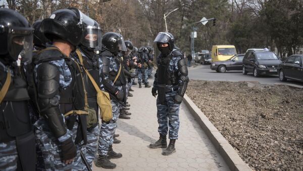 Сотрудники правоохранительных органов во время беспорядков. Архивное фото - Sputnik Кыргызстан