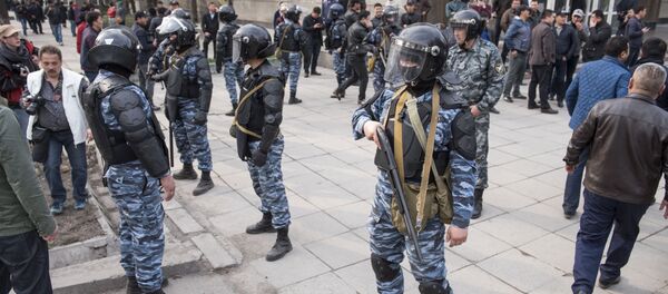 Митинг сторонников Садыра Жапарова у здания ГКНБ в Бишкеке - Sputnik Кыргызстан