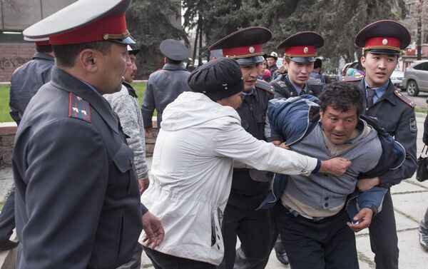 Его сторонники в количестве 500-600 человек вышли на акцию протеста. - Sputnik Кыргызстан