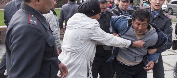 Митинг сторонников Садыра Жапарова у здания ГКНБ в Бишкеке - Sputnik Кыргызстан