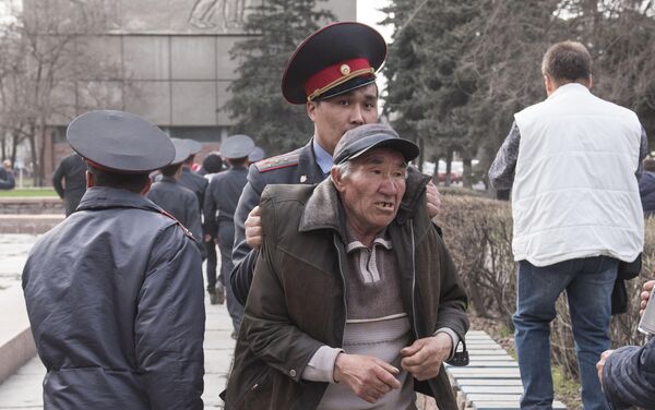 В ходе митинга милиция задержала 68 сторонников Жапарова, заявил сегодня, 25 марта, на пресс-конференции заместитель министра внутренних дел КР Алмазбек Орозалиев. - Sputnik Кыргызстан