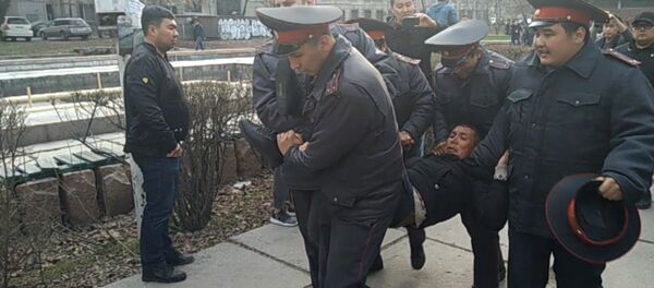 Кыйкырган кишилер, кубалаган милиция. Жапаровдун тарапташтарынын митинги - Sputnik Кыргызстан