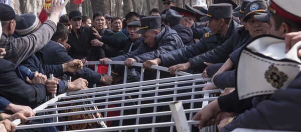 Митинг сторонников Садыра Жапарова у здания ГКНБ в Бишкеке - Sputnik Кыргызстан