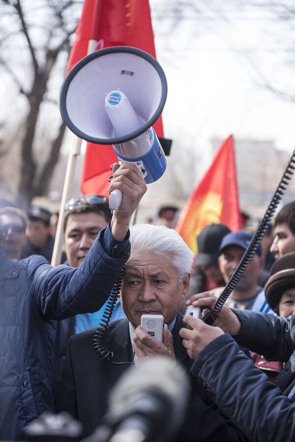 Митинг сторонников Садыра Жапарова у здания ГКНБ в Бишкеке - Sputnik Кыргызстан
