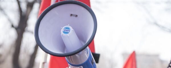 Митинг сторонников Садыра Жапарова у здания ГКНБ в Бишкеке - Sputnik Кыргызстан