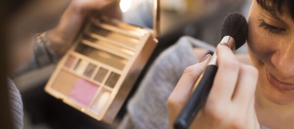 Нанесение макияжа - Sputnik Кыргызстан