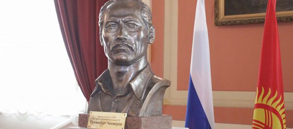 Санкт-Петербург мамлекеттик академиялык институтуна Сүймөнкул Чокморовдун бюсту берилди Санкт-Петербург мамлекеттик академиялык институтуна Сүймөнкул Чокморовдун бюсту берилди - Sputnik Кыргызстан
