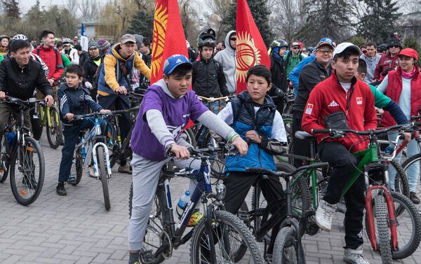 Безопасность на дорогах обеспечивали сотрудники патрульной милиции. - Sputnik Кыргызстан