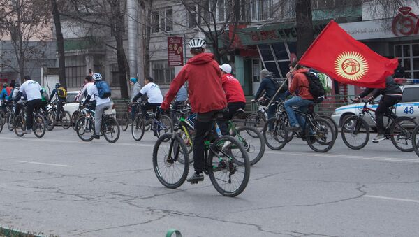 Жители столицы на открытии велосезона в Бишкеке. Архивное фото - Sputnik Кыргызстан