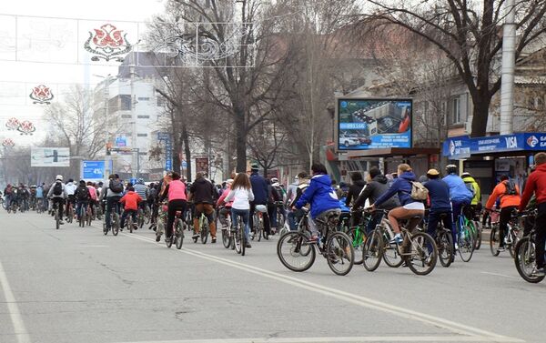 Велосипедисты собрались возле памятника Уркуе Салиевой по проспекту Чуй и двинулись на юг столицы по улице Абдрахманова до парка Фламинго, где для них приготовили плов - Sputnik Кыргызстан