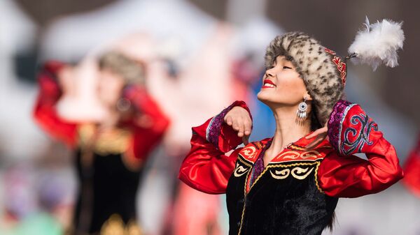 Девушка в национальных костюмах во время выступления на площади Ала-Тоо в Бишкеке. Архивное фото - Sputnik Кыргызстан