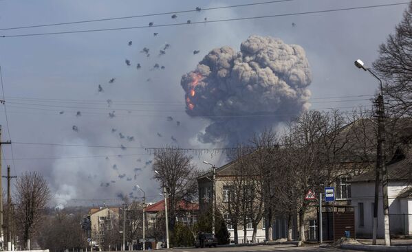 Взрыв на складе боеприпасов в Балаклее Харьковской области Украины - Sputnik Кыргызстан