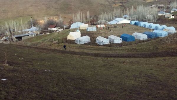 Установка палаток в селе Ничке-Сай - Sputnik Кыргызстан