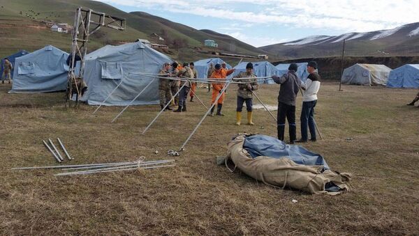 Установка палаток в селе Ничке-Сай - Sputnik Кыргызстан