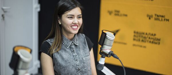 Twitter компаниясында иштеген Наргиза Абдубалиева маек учурунда Twitter компаниясында иштеген Наргиза Абдубалиева маек учурунда - Sputnik Кыргызстан