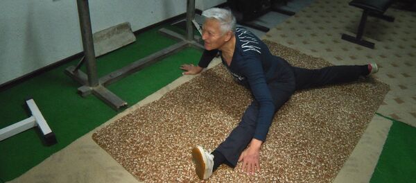 Ему 80! Аксакал жмет в приседе центнер и садится на шпагат - Sputnik Кыргызстан