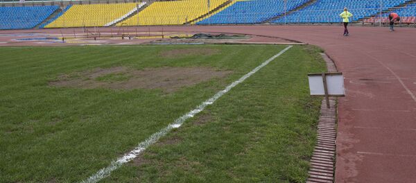 Дөлөн Өмүрзаков атындагы башкы стадиондогу чөптөр жаз кечеңдегенине байланыштуу жакшы чыга элек - Sputnik Кыргызстан
