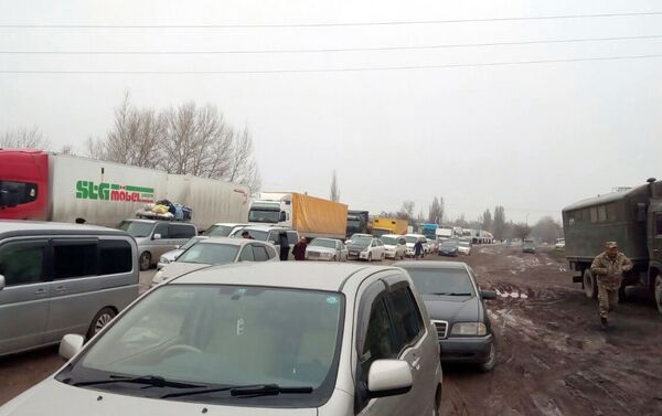 На трассе в районе села Сосновка образовался автомобильный затор. - Sputnik Кыргызстан