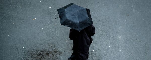 Кол чатыр көтөргөн адам. Архив - Sputnik Кыргызстан