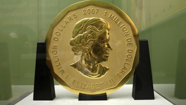 Стокилограммовая золотая монета Большой кленовый лист номинальной стоимостью в $1 млн и весом в 100 кг. Архивное фото - Sputnik Кыргызстан