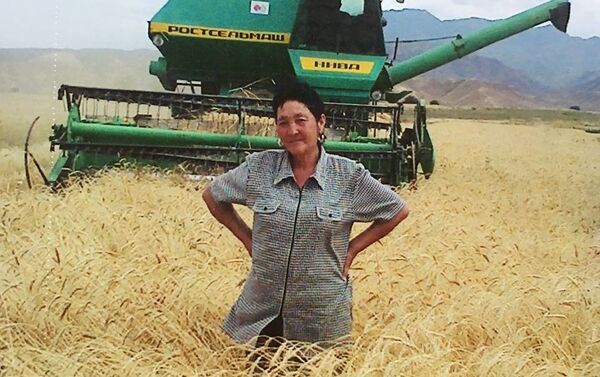 Женщина не опустила руки и создала сельхозкооператив Чынар, в кредит начала приобретать сельхозтехнику — сперва советскую, а в последние годы и современную - Sputnik Кыргызстан