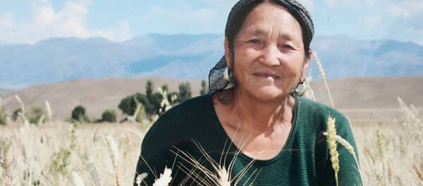 Женщина комбайнер Жамиля Тойчубекова Женщина комбайнер Жамиля Тойчубекова - Sputnik Кыргызстан