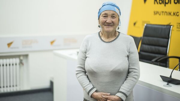 Нарындык комбайнчы Жамиля Тойчубекова маек учурунда - Sputnik Кыргызстан