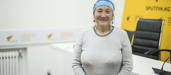 Нарындык комбайнчы Жамиля Тойчубекова маек учурунда - Sputnik Кыргызстан