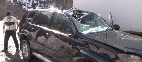 Что может сделать снег с машиной — кадры последствий схода лавины в КР - Sputnik Кыргызстан