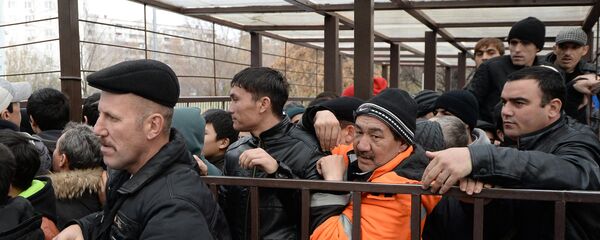 Очереди мигрантов у отделения УФМС по Москве Очереди мигрантов у отделения УФМС по Москве - Sputnik Кыргызстан