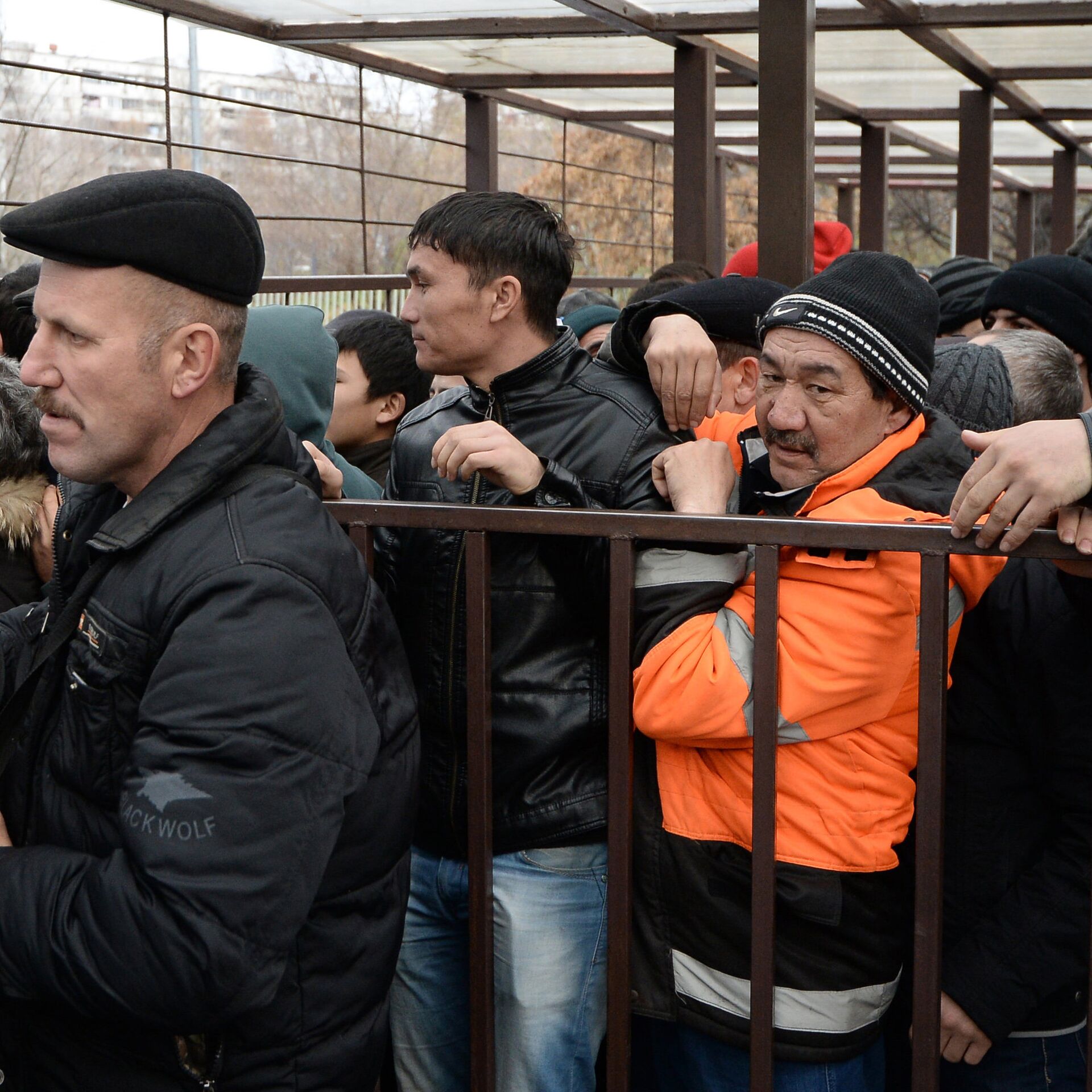 Таджики бегут из москвы сегодня. Трудовая миграция кыргызстанцы в Москве. Российские мигранты. Мигранты из Таджикистана. Амнистия для мигрантов из Таджикистана.