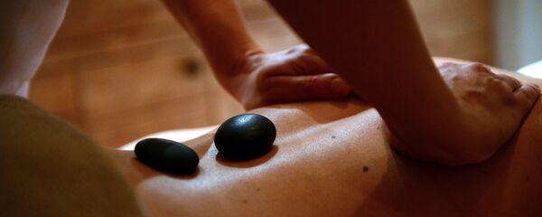 Девушка на сеансе массажа. Архивное фото - Sputnik Кыргызстан
