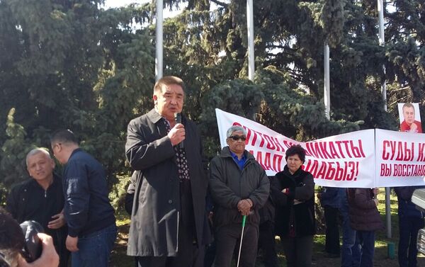 Болот Шер на митинге сторонников Омурбека Текебаева на старой площади - Sputnik Кыргызстан