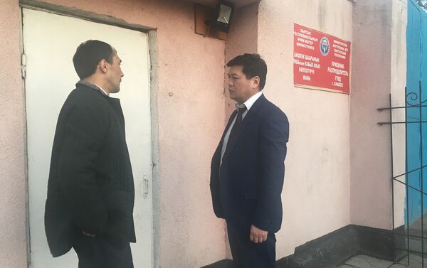 Омбудсмен Кубат Оторбаев проверил условия содержания заключенных в приемнике-распределителе ГУВД Бишкека - Sputnik Кыргызстан