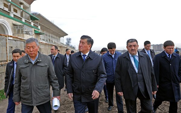 Премьер-министр Сооронбай Жээнбеков Бишкек шаарындагы Ак-Кула ат майданынын абалын жеринен барып көрдү - Sputnik Кыргызстан