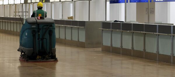 Пол жууган машинаны башкарып бараткан аэропорт кызматкери. Архив - Sputnik Кыргызстан